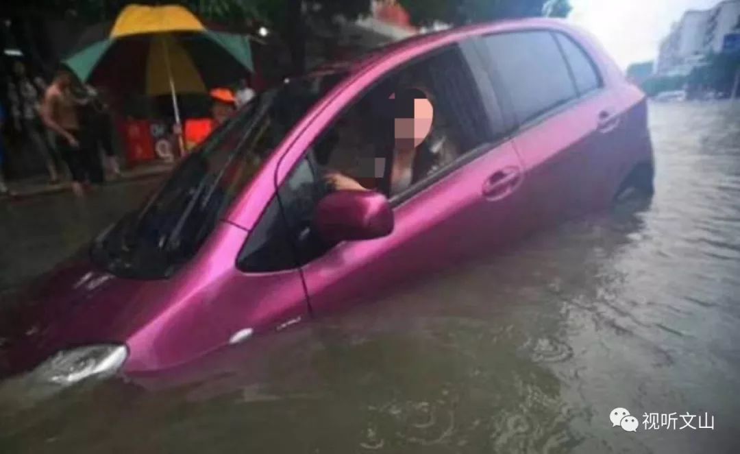 开汽车遭遇下雨天气
