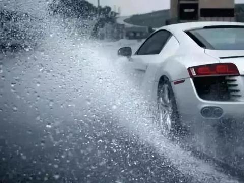 开汽车遭遇下雨天气