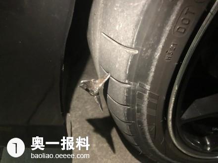 汽车扎胎图，揭示现象，探讨预防与应对措施