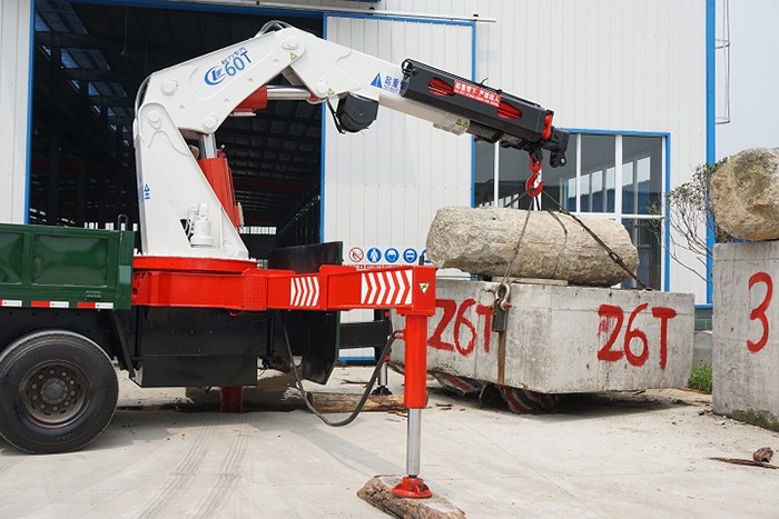 汽车折臂吊车，现代工程建设的得力助手